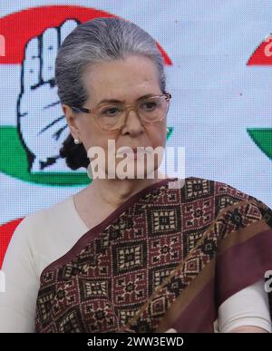 New Delhi, Inde. 21 mars 2024. Sonia Gandhi, chef du parti du Congrès, lors d'une conférence de presse au siège de l'AICC à New Delhi. Rahul Gandi a déclaré que le compte du Congrès (11 succursales bancaires dans différentes banques) est gelé et ne peut pas retirer de l'argent, de sorte que le parti ne peut pas faire campagne pour la prochaine élection de Lok Sabha. Crédit : SOPA images Limited/Alamy Live News Banque D'Images