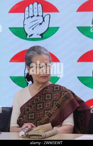 New Delhi, Inde. 21 mars 2024. Sonia Gandhi, chef du parti du Congrès, lors d'une conférence de presse au siège de l'AICC à New Delhi. Rahul Gandi a déclaré que le compte du Congrès (11 succursales bancaires dans différentes banques) est gelé et ne peut pas retirer de l'argent, de sorte que le parti ne peut pas faire campagne pour la prochaine élection de Lok Sabha. Crédit : SOPA images Limited/Alamy Live News Banque D'Images