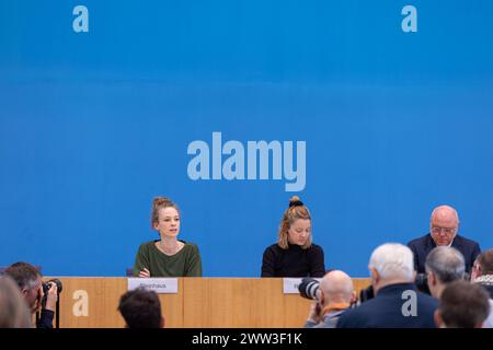 Ein breites Ökosoziales Bündnis aus Umwelt- und Sozialverbände fordert eine sofortige Einführung des Klimageldes und startet beispielhalft mit der Auszahlung an 1000 Personen per Los. Deutschland, berlin AM 21.03.2024 : Dr Ulrich Schneider, Hauptgeschäftsführer Der Paritätische Gesamtverband, Carla Reemtsma Fridays for future und Helena Steinhaus Gründerin Sanktionsfrei e. V. Fordern im Bundespressekonferenz der Bundesregierung die Einführung des Klimageldes. *** Une large alliance éco-sociale d'associations environnementales et sociales appelle à l'introduction immédiate de l'argent climatique et s Banque D'Images