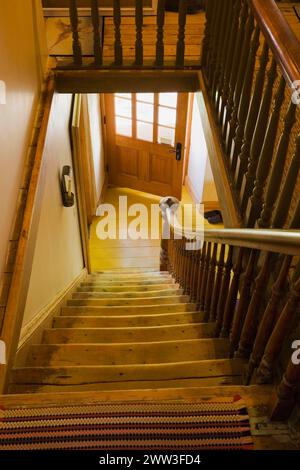 Garde-corps sur le couloir de l'étage supérieur et escalier menant à l'étage inférieur à l'intérieur de la vieille maison de 1838, Québec, Canada Banque D'Images