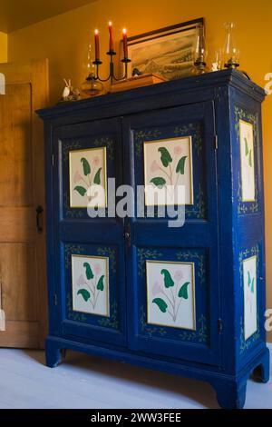 Armoire en bois peint bleu et vert antique dans la chambre à l'étage supérieur à l'intérieur de la vieille maison de 1877, Québec, Canada Banque D'Images