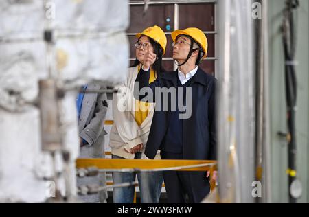 (240321) -- CHENGDU, 21 mars 2024 (Xinhua) -- Song Danrong (R), concepteur en chef de Linglong One, discute avec les membres de l'équipe sur une plate-forme expérimentale pour Linglong One, à l'Institut de l'énergie nucléaire de Chine à Chengdu, dans la province du Sichuan, au sud-ouest de la Chine, le 14 mars 2024. La construction de Linglong One dans la province de Hainan s'est bien déroulée. Linglong One est un autre réacteur nucléaire innovant développé par la Chine avec des droits de propriété intellectuelle indépendants, après le réacteur Hualong One. C'est aussi le premier petit réacteur modulaire à eau pressurisée au monde à avoir passé l'International Atomic E Banque D'Images