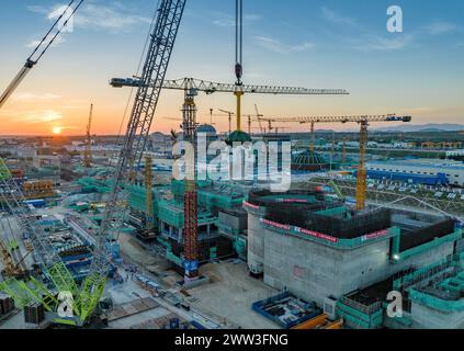 (240321) -- CHENGDU, 21 mars 2024 (Xinhua) -- cette photo prise le 10 août 2023 montre le chantier de construction de Linglong One, dans le comté autonome de Changjiang Li, dans la province de Hainan, au sud de la Chine. La construction de Linglong One dans la province de Hainan s'est bien déroulée. Linglong One est un autre réacteur nucléaire innovant développé par la Chine avec des droits de propriété intellectuelle indépendants, après le réacteur Hualong One. C'est également le premier petit réacteur modulaire à eau pressurisée au monde à avoir passé avec succès l'examen général de la sûreté de l'Agence internationale de l'énergie atomique (AIEA). Basé au Changjiang Banque D'Images