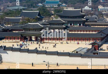 Séoul, Corée du Sud. 21 mars 2024. Les touristes visitent le palais de Gyeongbokgung, le palais royal de la dynastie Joseon, à Séoul.le palais de Gyeongbokgung a été construit trois ans après la dynastie Joseon, situé au nord de la place Gwanghwamun, a été fondée et a servi de palais royal. Il y a Sejongro en face de Gwanghwamun, la porte principale du palais, et Bukaksan Mountain est derrière elle. Gyeongbokgung Palace est situé dans le centre de la capitale de la Corée. Crédit : SOPA images Limited/Alamy Live News Banque D'Images