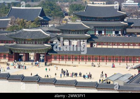 Séoul, Corée du Sud. 21 mars 2024. Les touristes visitent le palais de Gyeongbokgung, le palais royal de la dynastie Joseon, à Séoul.le palais de Gyeongbokgung a été construit trois ans après la dynastie Joseon, situé au nord de la place Gwanghwamun, a été fondée et a servi de palais royal. Il y a Sejongro en face de Gwanghwamun, la porte principale du palais, et Bukaksan Mountain est derrière elle. Gyeongbokgung Palace est situé dans le centre de la capitale de la Corée. Crédit : SOPA images Limited/Alamy Live News Banque D'Images