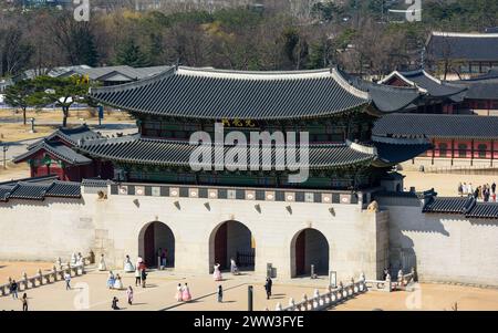 Séoul, Corée du Sud. 21 mars 2024. Les touristes visitent le palais de Gyeongbokgung, le palais royal de la dynastie Joseon, à Séoul.le palais de Gyeongbokgung a été construit trois ans après la dynastie Joseon, situé au nord de la place Gwanghwamun, a été fondée et a servi de palais royal. Il y a Sejongro en face de Gwanghwamun, la porte principale du palais, et Bukaksan Mountain est derrière elle. Gyeongbokgung Palace est situé dans le centre de la capitale de la Corée. Crédit : SOPA images Limited/Alamy Live News Banque D'Images