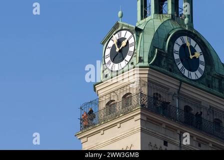 Les visiteurs sur la vieille tour de l'Église Sankt Peter Peter Munich Bavaria Allemagne Banque D'Images