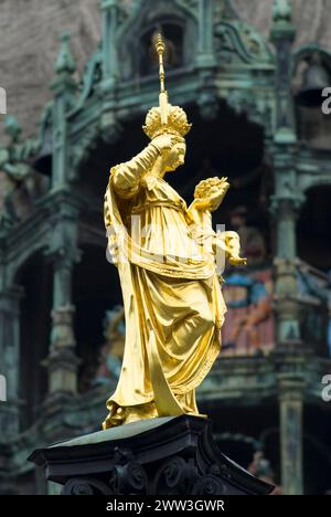 Statue de Marie devant le Carillon de la nouvelle mairie Marienplatz Munich Bavière Allemagne Banque D'Images