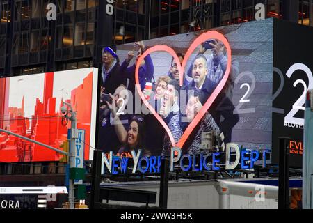 Un grand panneau d'affichage à Times Square montre le symbole du département de police de New York en forme de coeur, Manhattan, New York City, New York, USA, Nord Banque D'Images