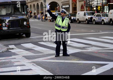 Un policier dans un gilet fluorescent dirige la circulation dans une rue avec des signaux manuels, Manhattan, New York City, New York, USA, Amérique du Nord Banque D'Images