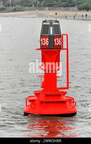 Une bouée rouge sur l'eau avec des panneaux solaires et le numéro 136, Hambourg, ville hanséatique de Hambourg, Allemagne Banque D'Images