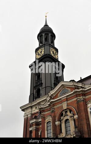 Michaeliskirche, Michel, église baroque Michaelis, premier début de construction 1647- 1750, la tour d'un bâtiment historique avec des horloges et Banque D'Images