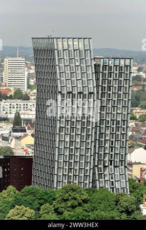 TANZENDE TUeRME, hôtel et immeuble de bureaux, achevé en 2012, immeuble moderne de grande hauteur avec une façade singulière en forme de vague, Hambourg, ville hanséatique de Banque D'Images