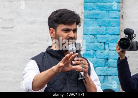 Pulwama, Inde. 21 mars 2024. Waheed-Ur-Rahman para, leader du Parti démocratique populaire (PDP) du Jammu-et-Cachemire, s'adresse à la population lors d'une convention des travailleurs du parti avant les prochaines élections générales en Inde, dans le district de Pulwama, au sud de Srinagar. Crédit : SOPA images Limited/Alamy Live News Banque D'Images