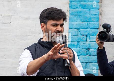 Pulwama, Inde. 21 mars 2024. Waheed-Ur-Rahman para, leader du Parti démocratique populaire (PDP) du Jammu-et-Cachemire, s'adresse à la population lors d'une convention des travailleurs du parti avant les prochaines élections générales en Inde, dans le district de Pulwama, au sud de Srinagar. (Photo de Faisal Bashir/SOPA images/Sipa USA) crédit : Sipa USA/Alamy Live News Banque D'Images