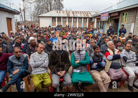 Pulwama, Inde. 21 mars 2024. Les partisans du Parti démocratique populaire du Jammu-et-Cachemire (PDP) assistent à une convention des travailleurs du parti avant les prochaines élections générales en Inde, dans le district de Pulwama, au sud de Srinagar. (Photo de Faisal Bashir/SOPA images/Sipa USA) crédit : Sipa USA/Alamy Live News Banque D'Images