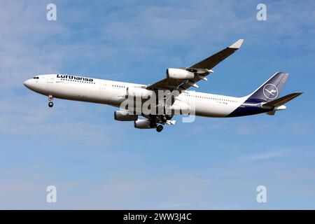 Un Airbus A340-300 de Lufthansa portant le nom de la ville de Dorsten à l'approche de l'aéroport de Francfort, le 15 mars 2024 Banque D'Images