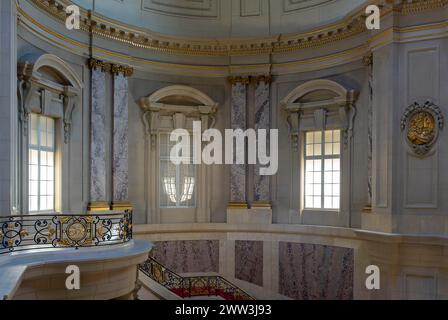 Vue intérieure, escalier historique et fenêtre dans le foyer, Musée Bode, Berlin, Allemagne Banque D'Images