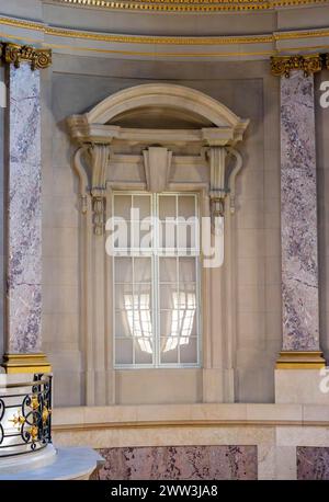 Vue intérieure, escalier historique et fenêtre dans le foyer, Musée Bode, Berlin, Allemagne Banque D'Images