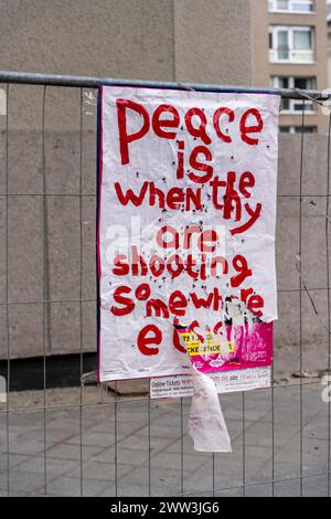 Photo symbolique, affiche sur une clôture de construction, Berlin, Allemagne Banque D'Images