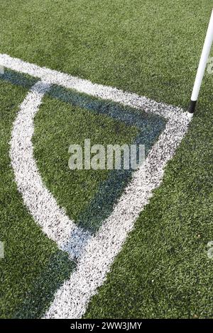 Marquages de quadrant de coin sur un terrain de football 4G avec base de drapeau de coin - lignes blanches, lignes bleues, coins Banque D'Images