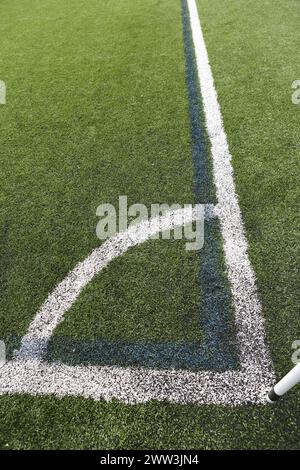 Marquages de quadrant de coin sur un terrain de football 4G avec base de drapeau de coin - lignes blanches, lignes bleues, coins Banque D'Images