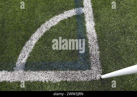 Marquages de quadrant de coin sur un terrain de football 4G avec base de drapeau de coin - lignes blanches, lignes bleues, coins Banque D'Images