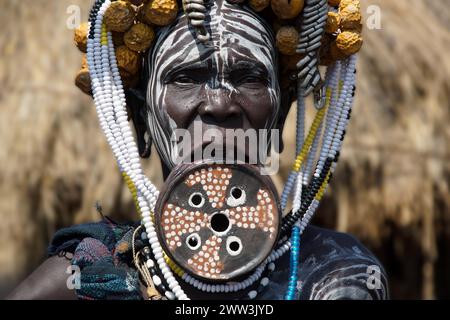 Femme Mursi avec plaque d'argile dans sa lèvre inférieure, Omo Valley, Ethiopie Banque D'Images