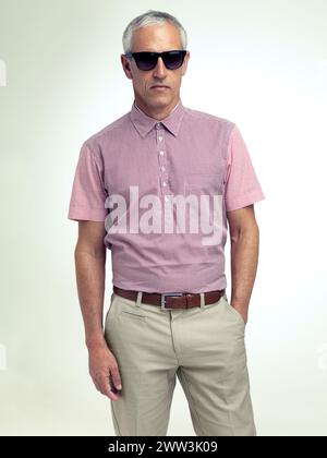 Confiant, homme d'affaires ou sérieux dans la mode, les affaires ou le style comme tenue, vêtements ou lunettes. Homme mûr, main dans la poche ou lunettes de soleil aussi intelligentes Banque D'Images