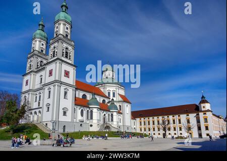 Réveil printanier, bains de soleil devant la Lorenzkirche, sur la droite la Residenz, Kempten, Allgaeu, Bavière, Allemagne Banque D'Images