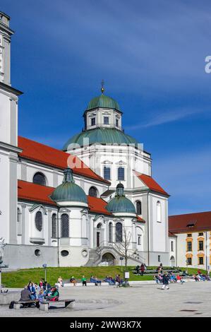 Réveil printanier, bains de soleil devant la Lorenzkirche, sur la droite la Residenz, Kempten, Allgaeu, Bavière, Allemagne Banque D'Images