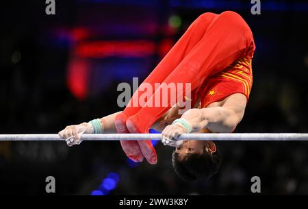 Wei Sun CHN sur la barre haute, gymnastique, gymnastique artistique, gymnaste, hommes, EnBW DTB-Pokal, Porsche-Arena, Stuttgart, Bade-Wuerttemberg, Allemagne Banque D'Images