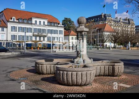 Fontaine place du Vieux-Port et en arrière-plan l'Hôtel Angleterre et résidence et beau-Rivage Palace dans le quartier d'Ouchy, Lausanne Banque D'Images