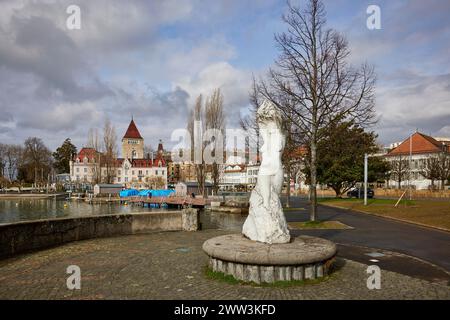 Statue de la Vierge du Lac Léman, Vierge du Lac avec promenade au bord du lac et vue sur le port et le château d'Ouchy dans le quartier d'Ouchy Banque D'Images