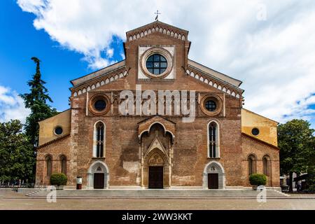 Façade, Cathédrale de Santa Maria Annunziata, 13ème siècle, Udine, ville historique la plus importante du Frioul, Italie, Udine, Frioul, Italie Banque D'Images