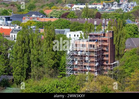 Vue aérienne d'un grand immeuble résidentiel en cours de rénovation Banque D'Images