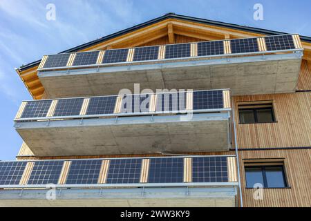 Immeuble résidentiel avec de grands balcons en béton recouverts de cellules solaires Banque D'Images