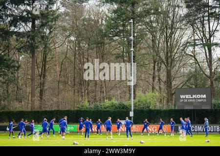 Zeist, pays-Bas. 21 mars 2024. ZEIST, PAYS-BAS - 21 MARS : échauffement de l'équipe des pays-Bas tandis que Ronald Koeman, des pays-Bas, regarde lors d'une séance d'entraînement de l'équipe néerlandaise de football masculin sur le campus KNVB le 21 mars 2024 à Zeist, pays-Bas. (Photo de René Nijhuis/Orange Pictures) crédit : Orange pics BV/Alamy Live News Banque D'Images