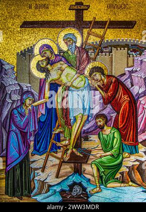 Descente du Christ de la Croix, copie en mosaïque de Saint Sépolcro, Jérusalem, école de mosaïque produisant des maîtres de mosaïque, Spilimbergo, ville de l'art de la mosaïque Banque D'Images
