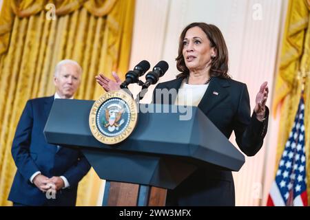 Washington D.C., USA - 24 octobre 2022 : Kamala Harris s'adresse aux médias depuis un podium présidentiel dans la salle est de la Maison Blanche Banque D'Images