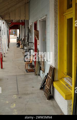 Pittoresque couvert Sidwalk magasins d'antiquités pas de gens vue portrait magasins restaurés portes colorées fenêtres Banque D'Images