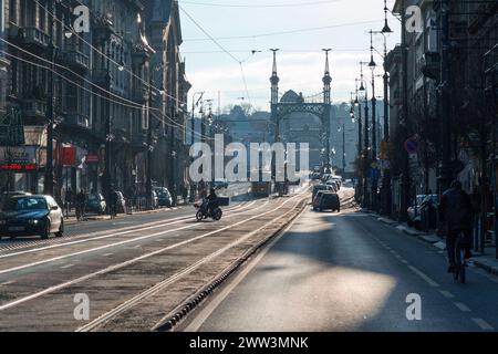 Rythmes matinaux sur un boulevard de Budapest Banque D'Images