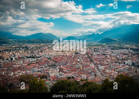 Mountain Embrace : la tapisserie urbaine de Grenoble nichée dans les Alpes Banque D'Images