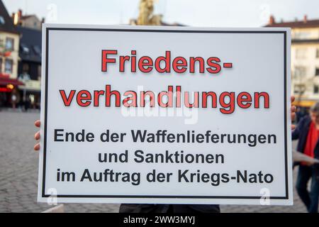 Mannheim, 20 ans. März 2024 : Kundgebung der OffGes – OFFENE GESELLSCHAFT KURPFALZ für den Stopp von weiteren Waffenlieferungen an die Ukraine und die Aufn Banque D'Images