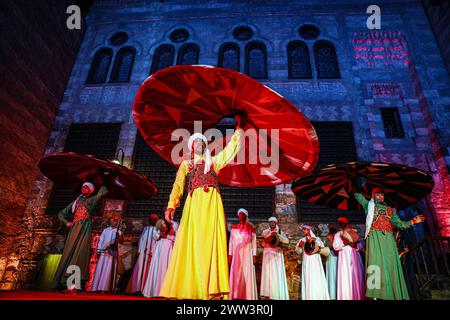 Le Caire, Égypte. 20 mars 2024. Des danseurs interprètent Tanoura, une danse folklorique égyptienne traditionnelle, pendant le mois sacré du Ramadan au complexe du Sultan Al-Ghuri au Caire, en Égypte, le 20 mars 2024. Crédit : Ahmed Gomaa/Xinhua/Alamy Live News Banque D'Images