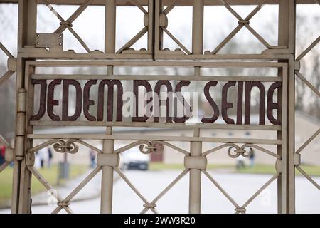 Gedenkstaette Buchenwald Weimar NUR Fuer 2024 Forensischer Gutachten mit mikroskopischen und Erbgutuntersuchungen menschlicher Ueberreste beweisen die SS-Verbrechen in Buchenwald - neue Ergebnisse forensischer Gutachten mit mikroskopischen und Erbgutuntersuchungen menschlicher Ueberreste beweisen die SS-Verbrechen vorzugsweise taetowierter Haut von Leichen der Haeftlinge hergestellt Kriminalbiologe Dr.Mark Benecke nimmt derzeit die Untersuchungen vor im Bild : Am Tor des Haeftlingslagers ist der Schriftzug Jedem das Seine angebracht *** Gedenkstaette Buchenwald Weimar NUR für REDAKTIONELLE ZW Banque D'Images