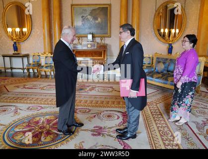 Ng Teck Hean (au centre), haut-commissaire de la République de Singapour, accompagné de MRS Mok Ling Ling (à droite), présente ses lettres de créance au roi Charles III (à gauche) lors d’une audience privée au palais de Buckingham, à Londres. Date de la photo : jeudi 21 mars 2024. Banque D'Images