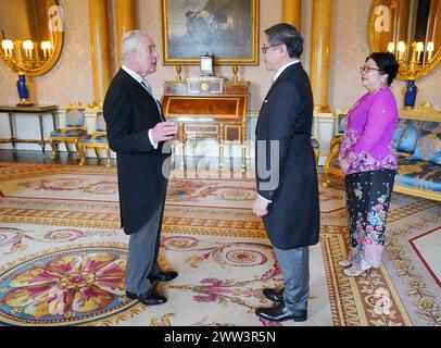 Ng Teck Hean (au centre), haut-commissaire de la République de Singapour, accompagné de MRS Mok Ling Ling (à droite), présente ses lettres de créance au roi Charles III (à gauche) lors d’une audience privée au palais de Buckingham, à Londres. Date de la photo : jeudi 21 mars 2024. Banque D'Images