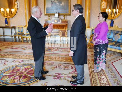 Ng Teck Hean (au centre), haut-commissaire de la République de Singapour, accompagné de MRS Mok Ling Ling (à droite), présente ses lettres de créance au roi Charles III (à gauche) lors d’une audience privée au palais de Buckingham, à Londres. Date de la photo : jeudi 21 mars 2024. Banque D'Images