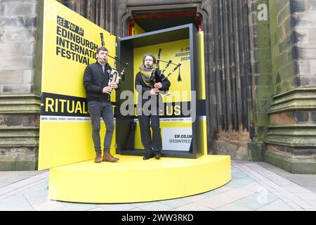 Édimbourg, Écosse. Jeudi 21 mars 2024. Sur la photo, de gauche à droite, les personnes présentes à l'événement à partir d'aujourd'hui les billets pour le Festival international d'Édimbourg sont en vente au public. Pour marquer l’occasion, trois musiciens du groupe folk contemporain Breabach se produisent au Hub avec une version géante de la brochure This Years qui est exposée dans divers endroits clés d’Édimbourg. Pendant les quatre prochains jours, un artiste différent se produira à l'intérieur de la brochure. Crédit : Brian Anderson Banque D'Images